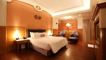 Minibar, decoració individual, escriptori i cortines opaques