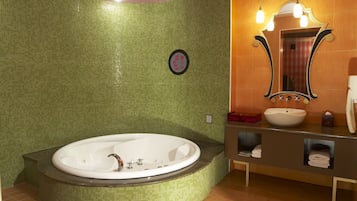 Aðskilið baðker/sturta, nuddbaðker, hárblásari, handklæði