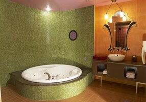 獨立浴缸和淋浴設備、按摩浴缸、吹風機、毛巾