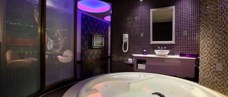 Baignoire et douche séparées, baignoire à jets, sèche-cheveux