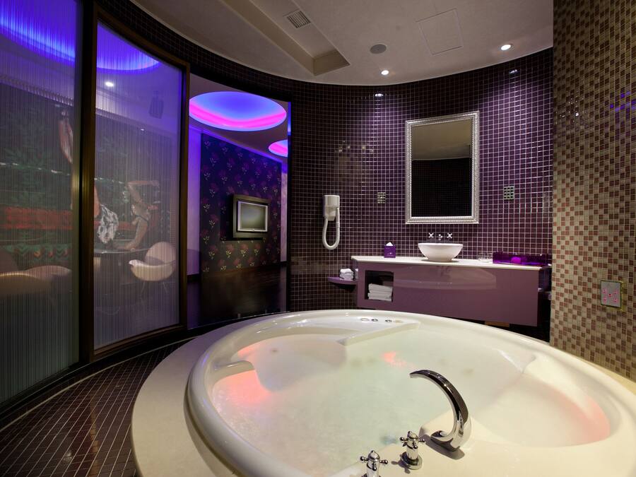 Separate tub and shower, jetted tub, hair dryer, towels