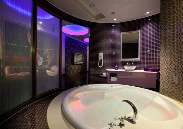 独立的浴缸和淋浴、按摩浴缸、吹风机、毛巾