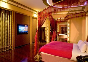 Minibar, Schreibtisch, Verdunkelungsvorhänge