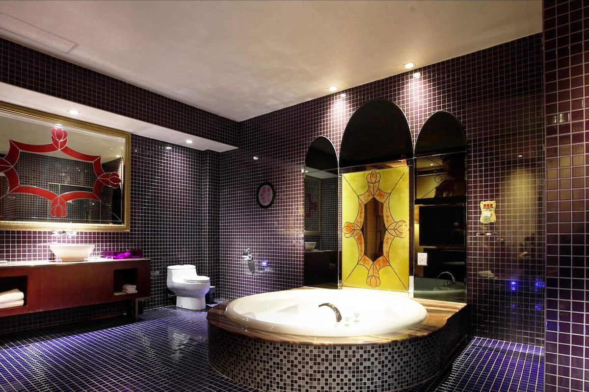 separate bathtub and shower, jetted bath, hair dryer, towels