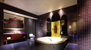 Badewanne und Dusche (separat), Whirlpool, Haartrockner, Handtücher