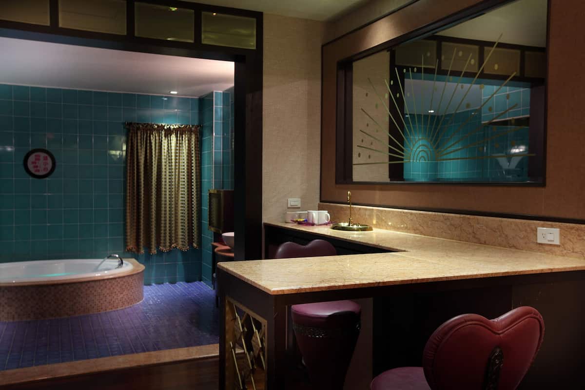 separate bathtub and shower, jetted bath, hair dryer, towels