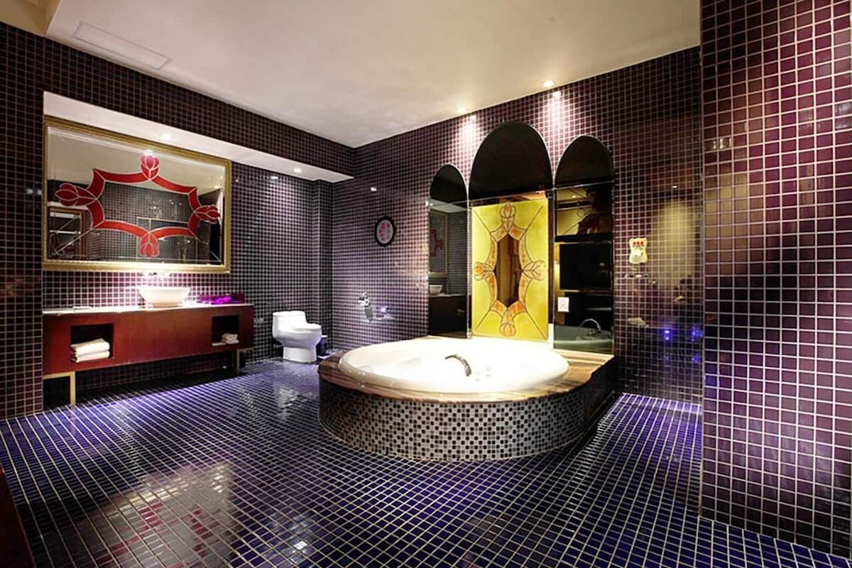 separate bathtub and shower, jetted bath, hair dryer, towels