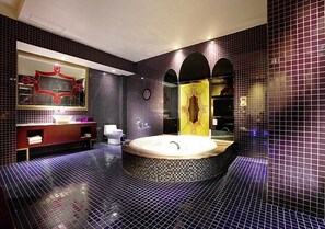 Baignoire et douche séparées, baignoire à jets, sèche-cheveux