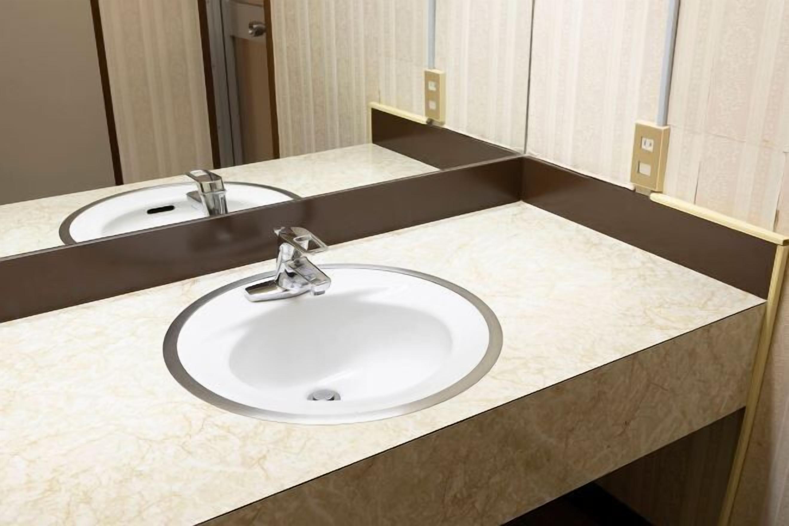 Slippers, towels, toilet paper