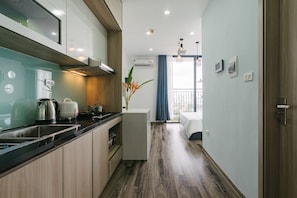 Kjøleskap, mikrobølgeovn, ovn og kokeplater