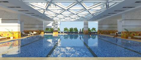 Een binnenzwembad, een buitenzwembad