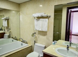 Een bad/douchecombinatie, een haardroger, een bidet, handdoeken