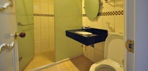 Habitación cuádruple Confort | Baño | Ducha, artículos de higiene personal gratuitos y secador de pelo