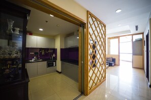 Kjøleskap, mikrobølgeovn, ovn og kokeplater