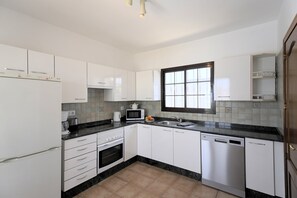 Réfrigérateur, un four, surface de cuisson, lave-vaisselle