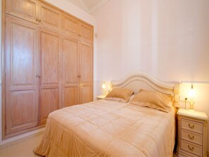 3 chambres, coffres-forts dans les chambres, fer et planche à repasser