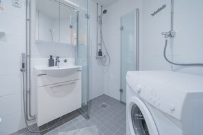 Appartement, 1 chambre | Salle de bain | Douche, articles de toilette (gratuits), séchoir à cheveux