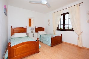 4 chambres, coffre-fort, fer et planche à repasser