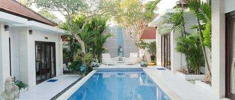 Una piscina al aire libre