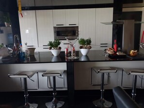 Micro-ondes, four, plaque de cuisson, lave-vaisselle