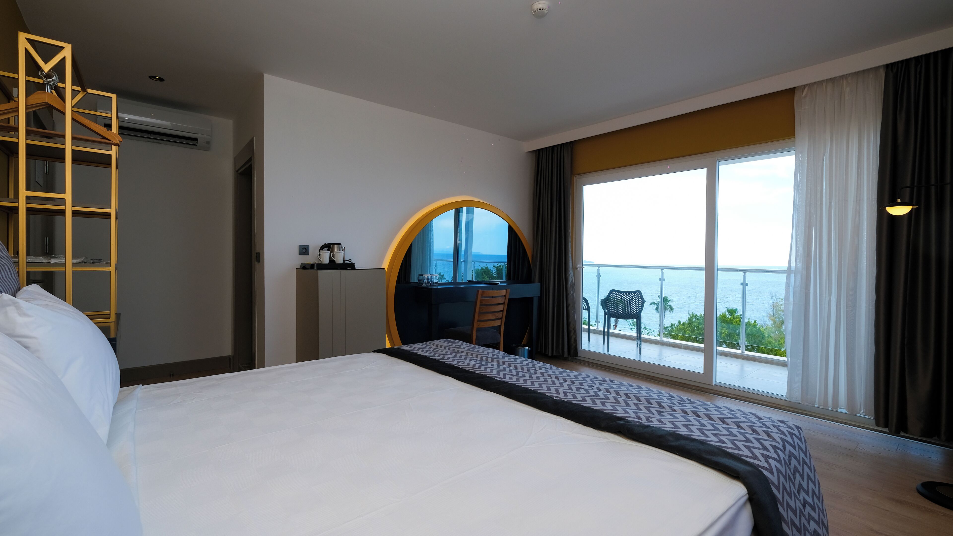 suite, terrace | 1 bedroom, minibar, in-room safe, soundproofing