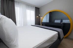 In-room safe, soundproofing, free WiFi, bed sheets