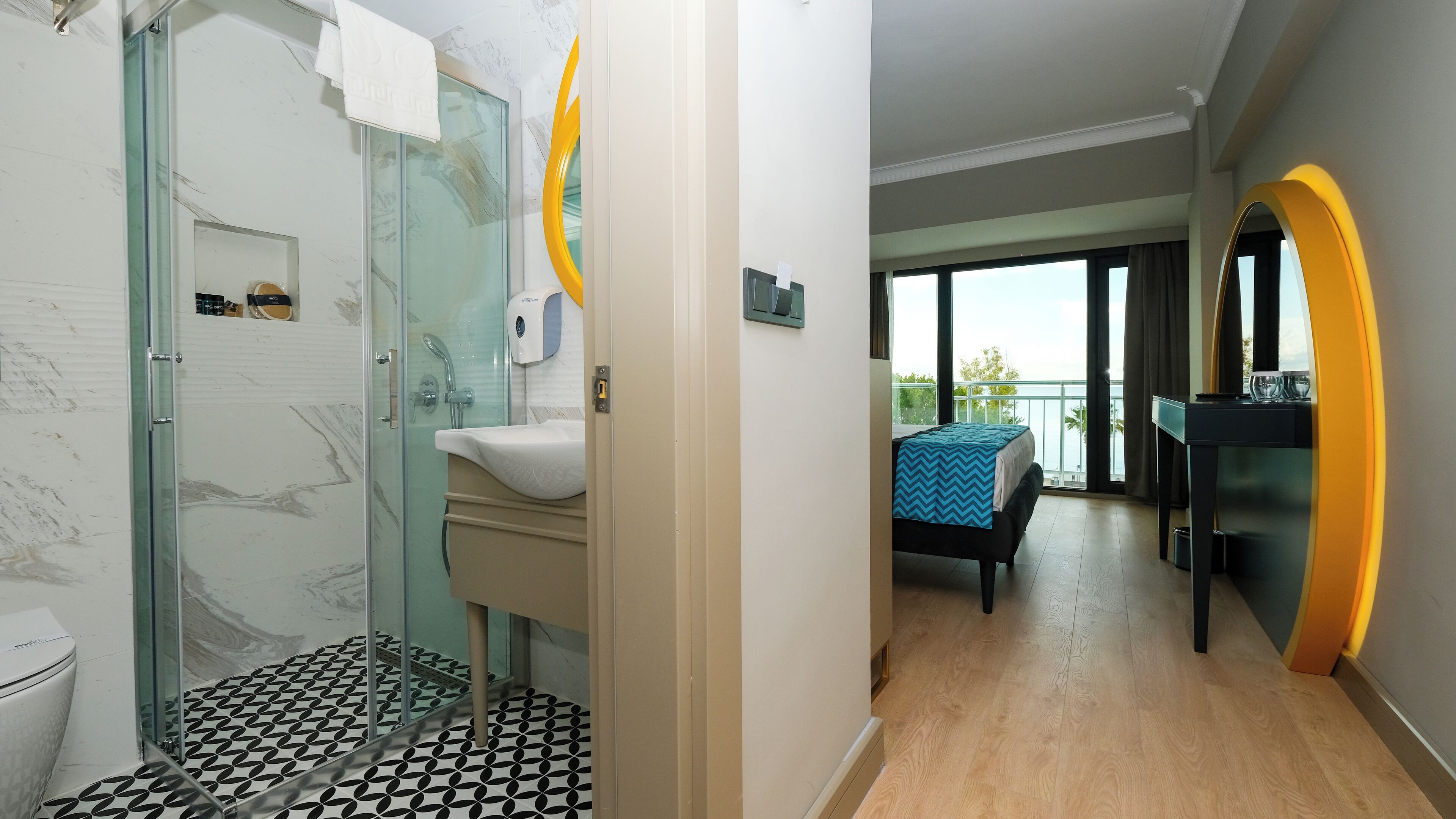 Un baño moderno con cabina de ducha de vidrio, lavabo e inodoro.