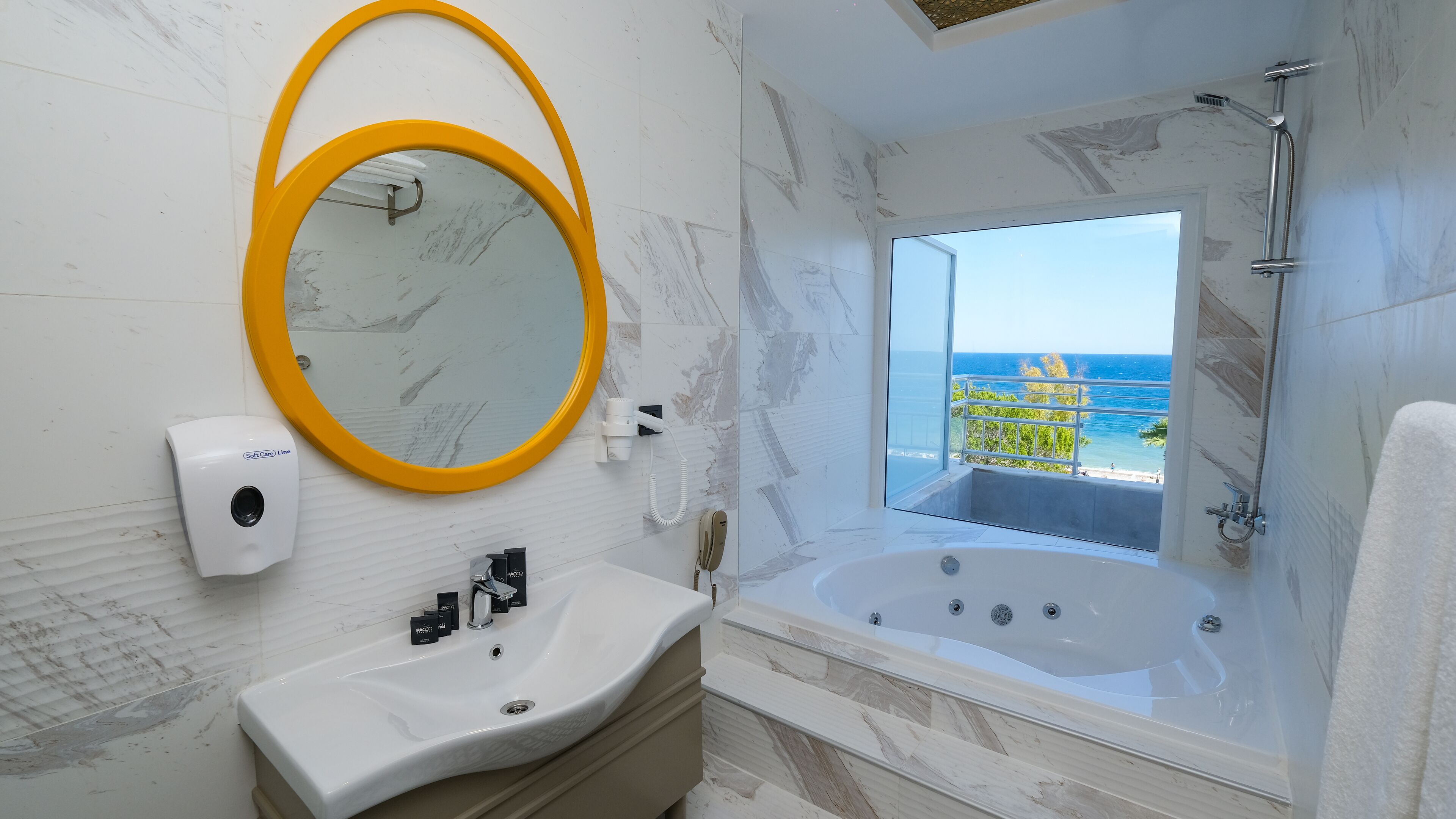 suite, hot tub | bathroom | free toiletries, hair dryer, slippers, towels