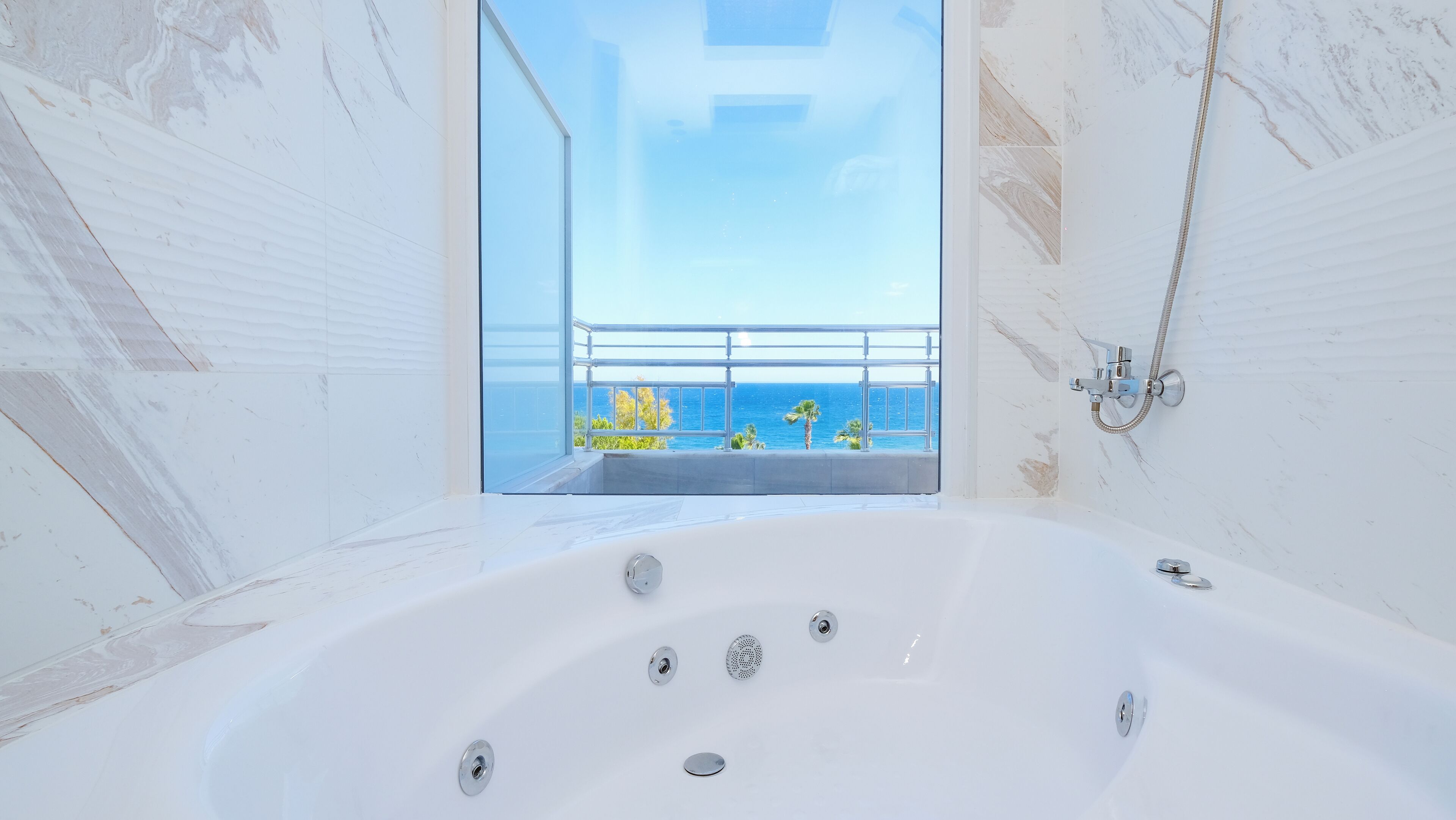 suite, hot tub | bathroom | free toiletries, hair dryer, slippers, towels