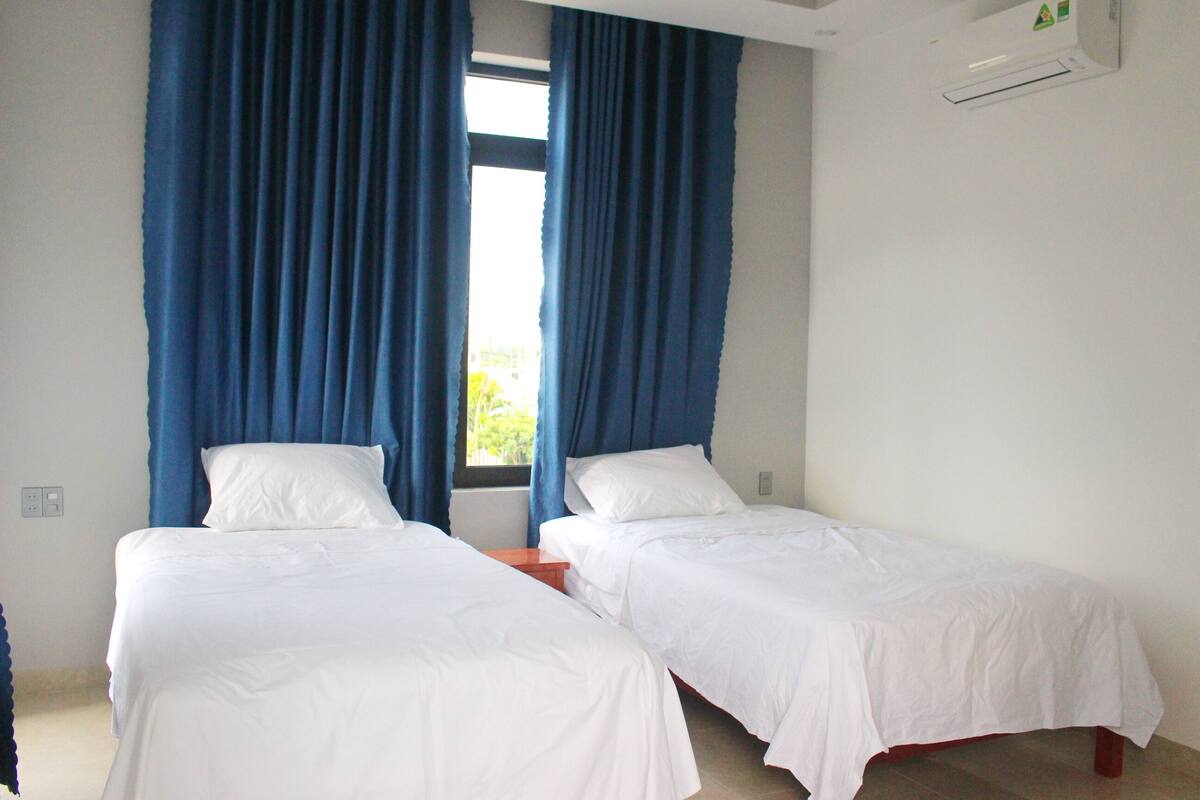 Basic Twin Room | Minibar, desk, blackout curtains, soundproofing