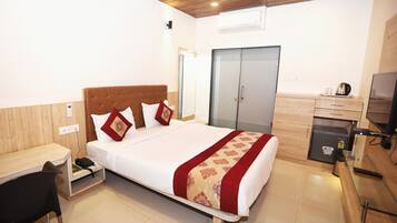 Deluxe Room | Minibar, desk, blackout drapes, soundproofing
