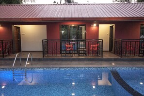 Una piscina al aire libre