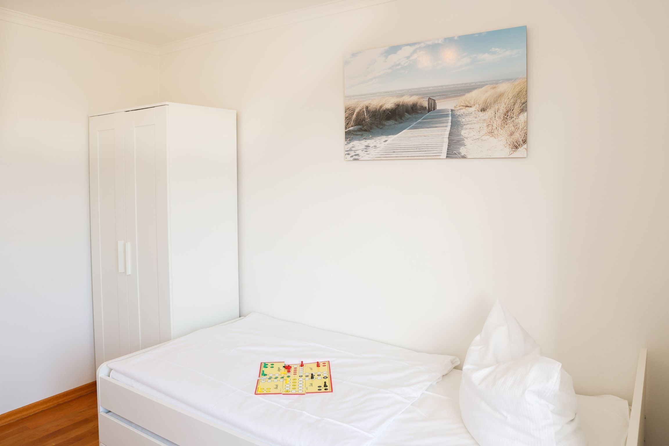 2 bedrooms, travel cot, WiFi, bed sheets