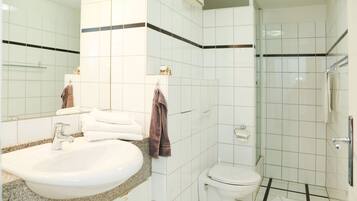 Ducha, secador de pelo, toallas, jabón