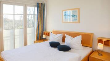 2 bedrooms, travel cot, WiFi, bed sheets