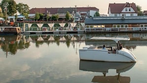 Un rivage paisible, avec un petit bateau blanc amarré près de la rive.
