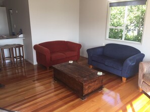 Smart TV, DVD player, books, stereo - Come and Relax @ Rose's Retreat (with WIFI) (Whangarei Heads)
