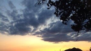 A beach with boats and a distant island during sunset. - Come and Relax @ Rose's Retreat (with WIFI) (Whangarei Heads)