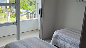4 bedrooms, WiFi (free), bed sheets