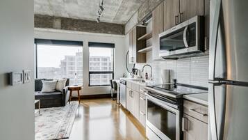 Een koelkast, een magnetron, een oven, een kookplaat