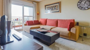 Una sala de estar moderna con un sofá, una mesa de centro y un televisor.