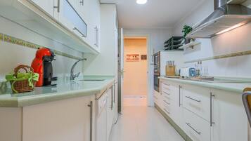 Een koelkast, een magnetron, een oven, een vaatwasser