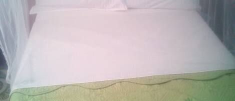 Single Room | Blackout drapes, bed sheets