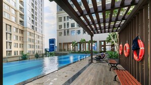 Outdoor pool, free cabanas, sun loungers