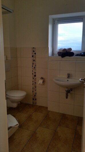 Double Room | Bathroom | Shower, towels