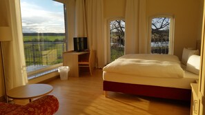 Deluxe-Doppelzimmer | Schreibtisch, Verdunkelungsvorhänge, kostenloses WLAN, Bettwäsche