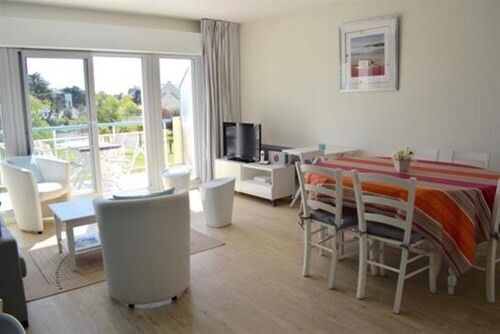 Appart T3 Duplex 2 nd floor in residence 10 MN walk from the beaches.