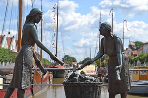 Unclassified image, 2 of 22, button