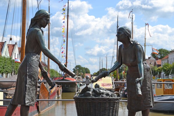 Unclassified image, 1 of 22, button