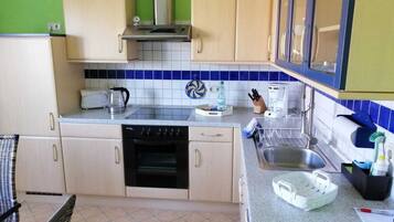 Kühlschrank, Mikrowelle, Ofen, Hochstuhl